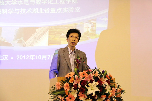 水电公司经理周建中教授主持论坛